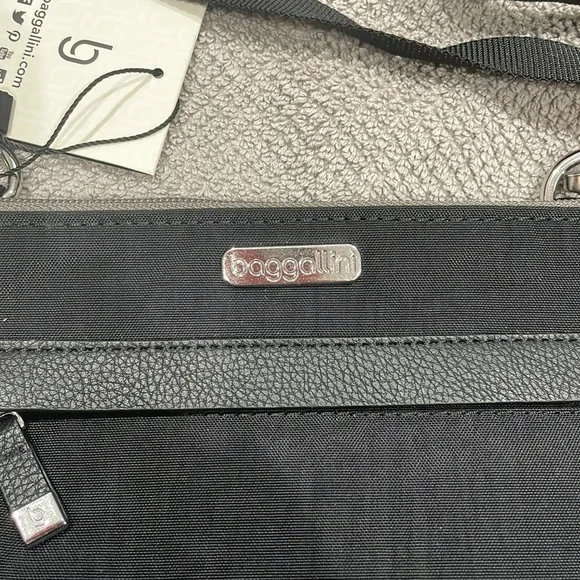 Baggallini- multiple option black bag. Cross body, over shoulder or wristlet. - Picture 2 of 10